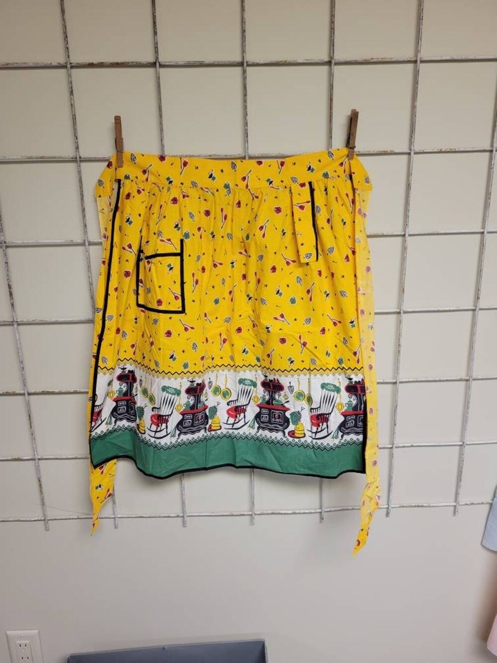 Vintage 1950s Half Apron Mustard Yellow Kitschy Kitchen Border Print